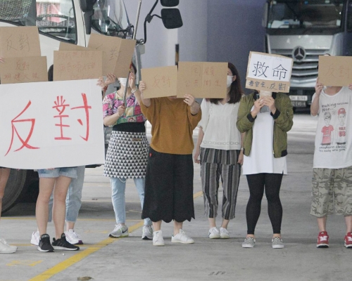 內地檢測支援隊到大埔太平工業園,有園內職工舉牌「反對」。