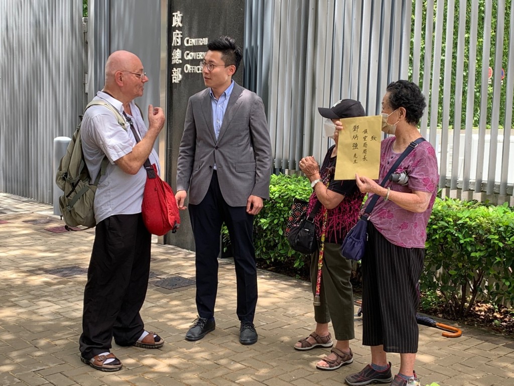 居留權釋法24周年，甘浩望神父今日與其他爭取港人內地子女居港權的人士到灣仔入境事務大樓、立法會及政府總部請願。馬芷騫攝