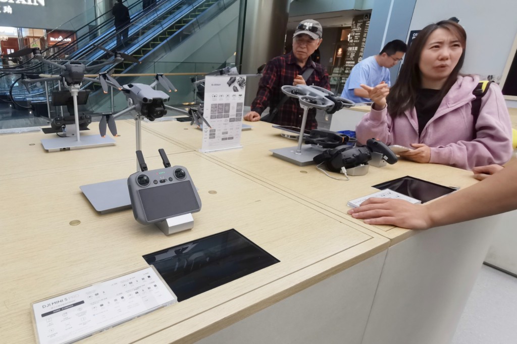 北京大疆國貿旗艦店展台上除了多款無人機樣品,還擺放著運動相機、雲台相機、穿戴相機等設備。楊浚源攝 北京大疆國貿旗艦店展台上除了多款無人機樣品,還擺放著運動相機、雲台相機、穿戴相機等設備。楊浚源攝
