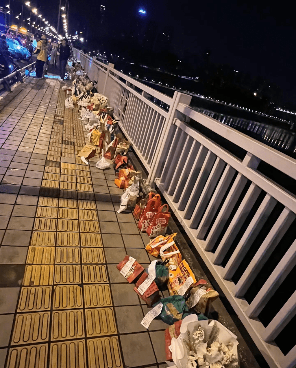重慶長江大橋外賣鮮花成堆。