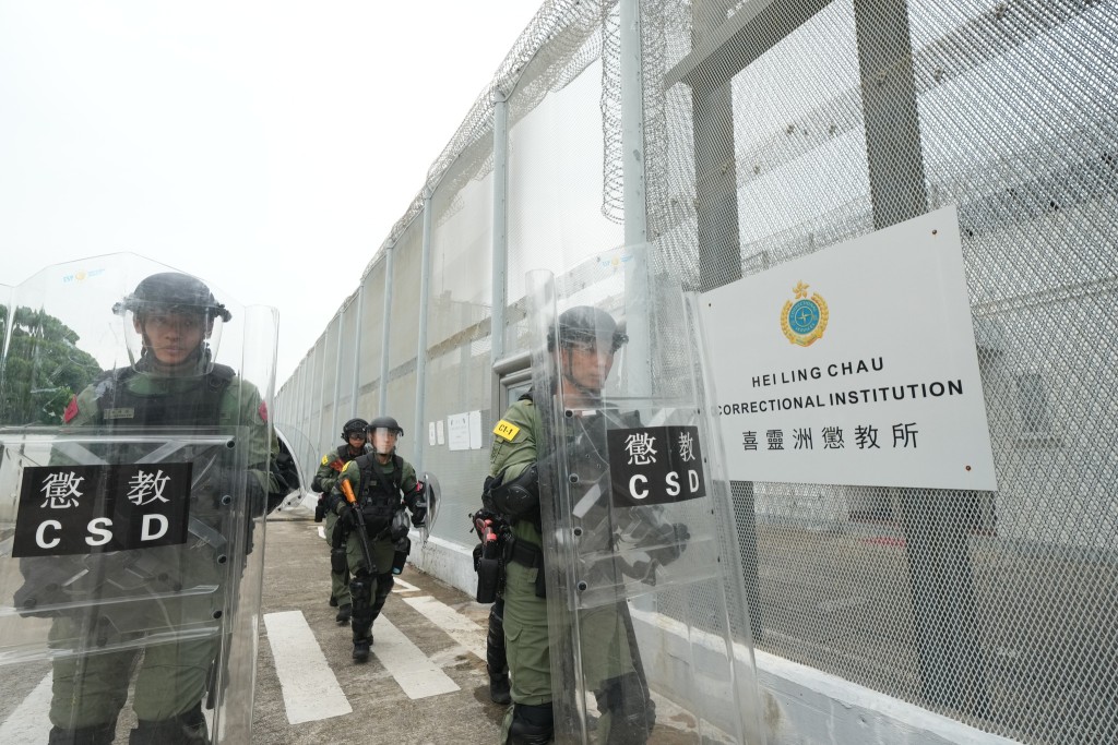 懲教署今日(12月10日)在喜靈洲懲教所進行代號「和諧二十四號」的大型應變演習。 懲教署今日(12月10日)在喜靈洲懲教所進行代號「和諧二十四號」的大型應變演習。