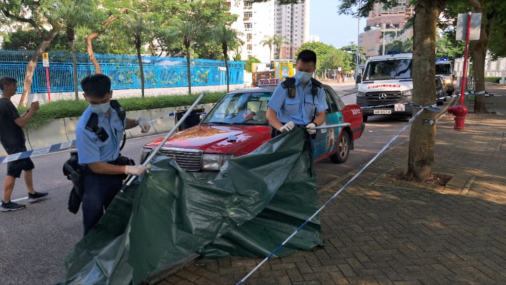 警方用帐篷遮蔽遗体。林思明摄