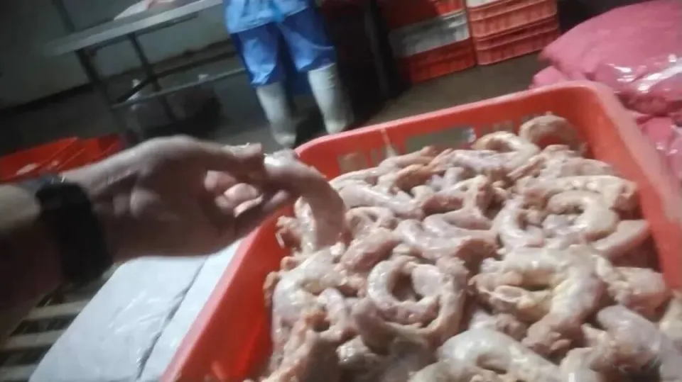 内媒揭发河南多间工厂用鸡脖泥做馅料，撒尿牛丸“牛肉味纯靠牛肉膏（香精）”！ 闪电新闻