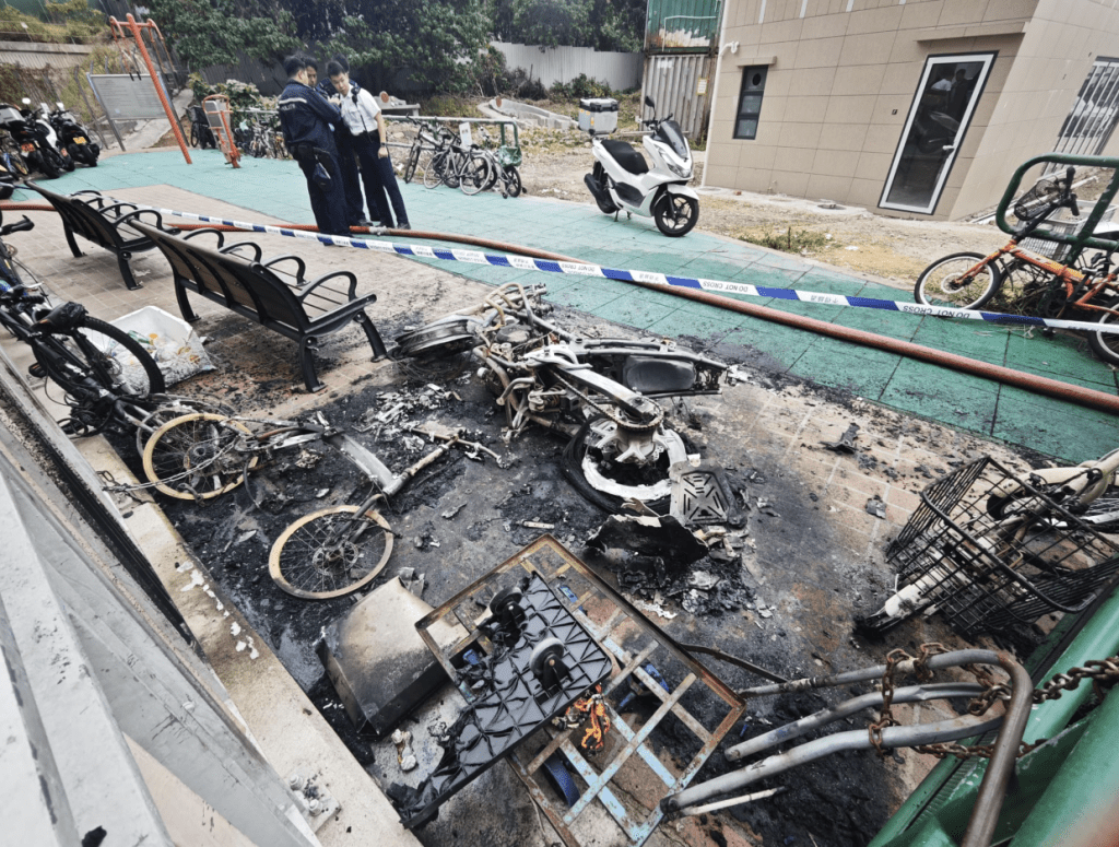 現場有1輛電單車、1部手推車和2部單車被焚，幸無人受傷。黎志偉攝
