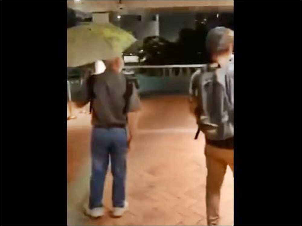 市民撕毀連儂牆後曾與在場學生對罵。影片截圖