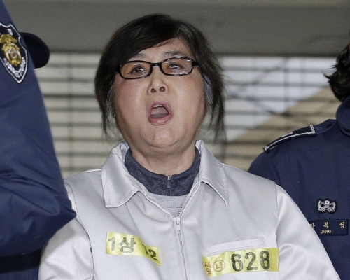 南韓前總統朴槿惠密友崔順實獲判監20年。美聯社