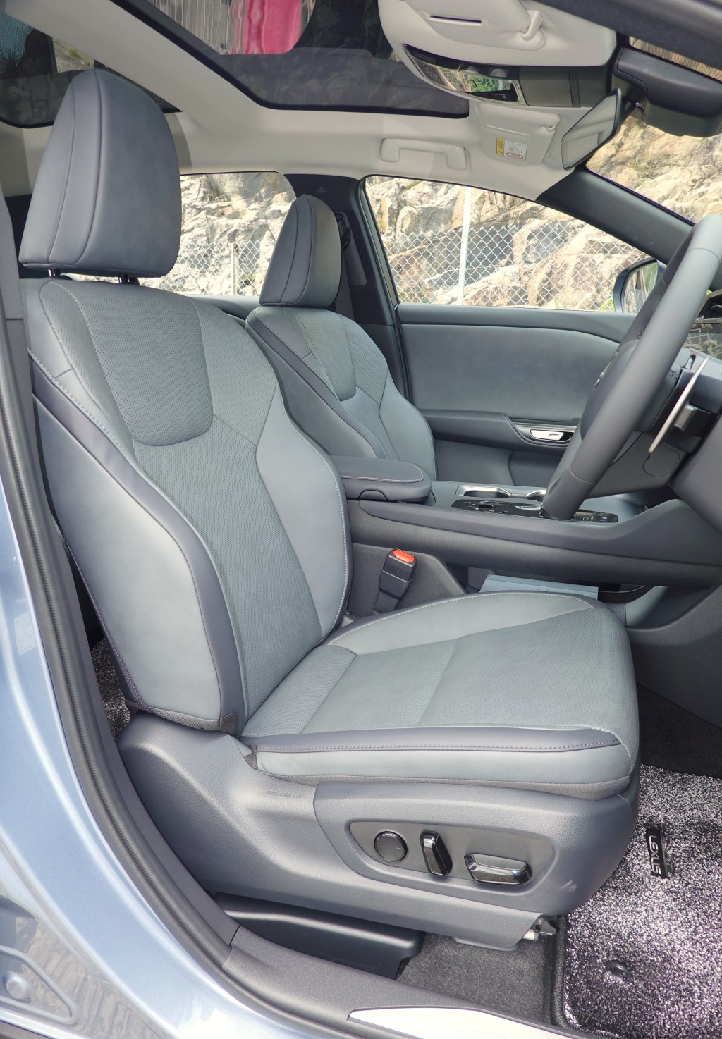 凌志RZ300e Luxury純電動SUV，前排電控座椅附冷暖透氣及駕駛席記憶
