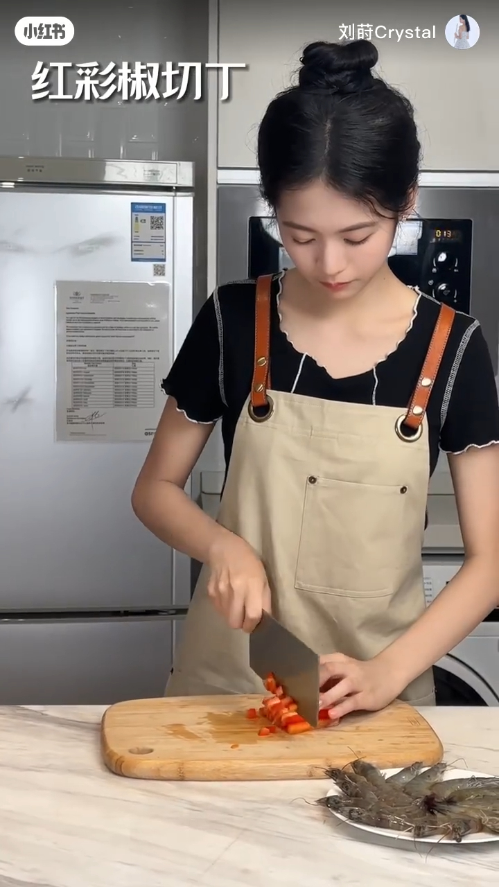 當然亦有部份網民留意到劉蒔煮食時程序清晰，表示看得出她平時都有下廚的習慣。