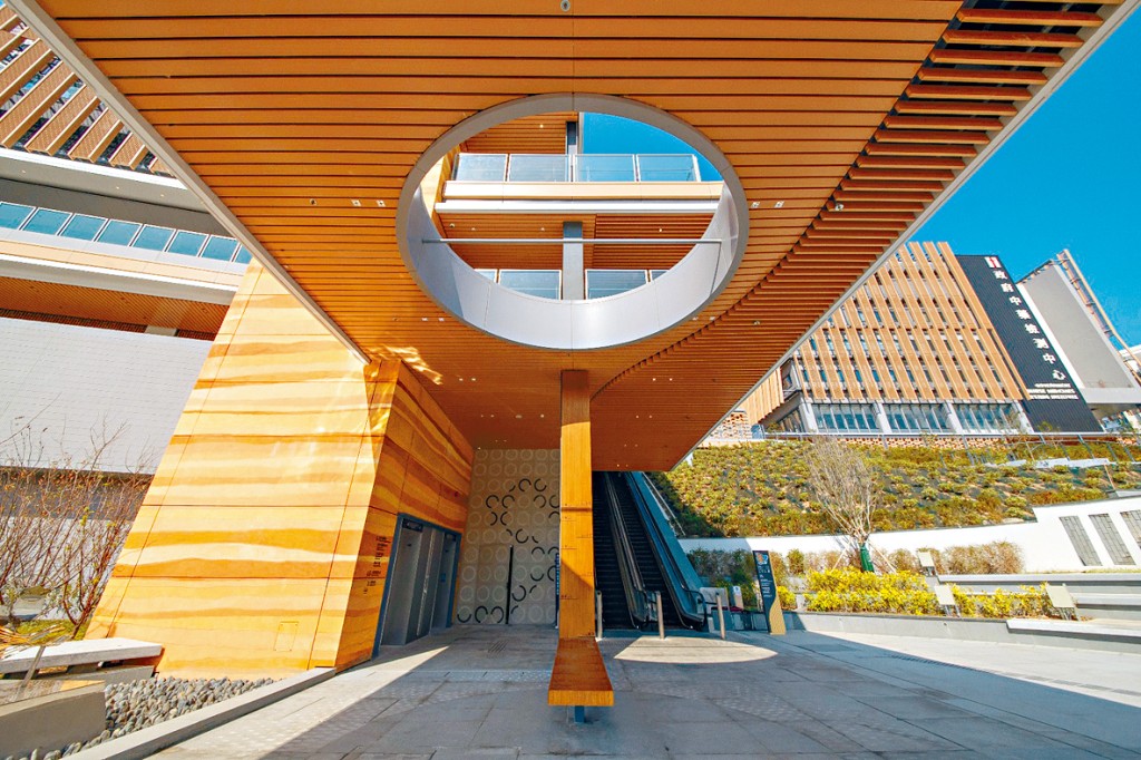 醫院入口廣場的日晷裝置。