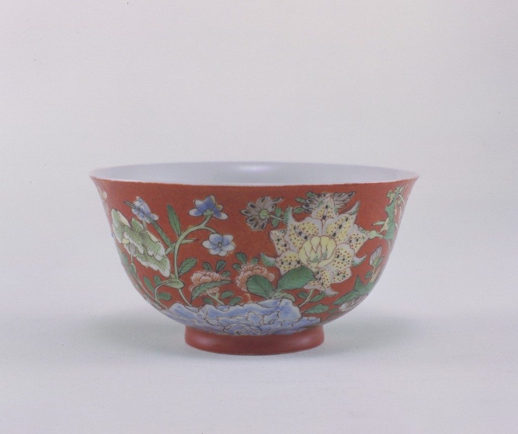 「康熙御製」款花卉紋碗，清康熙三十二年至六十一年 (1693–1722 年)，© 故宮博物院