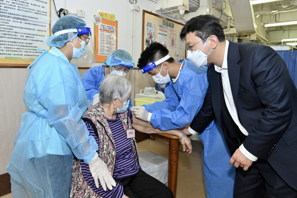 孫玉菡（右一）視察到診註冊醫生為院友接種疫苗。政府新聞處圖片