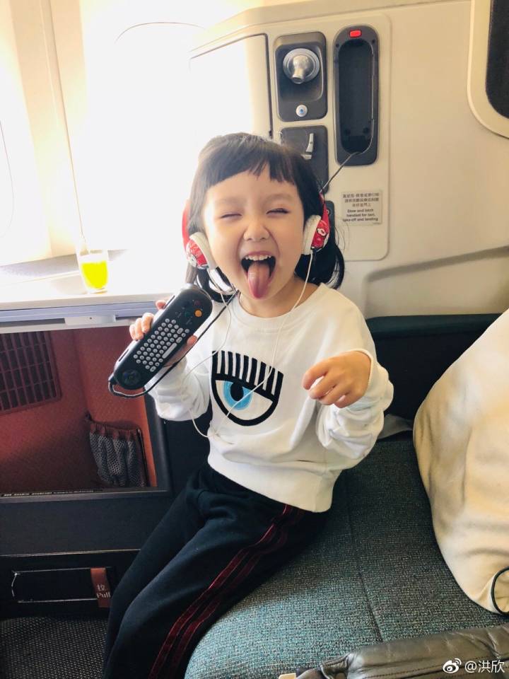 洪欣上传一张囡囡的卖萌照。网图