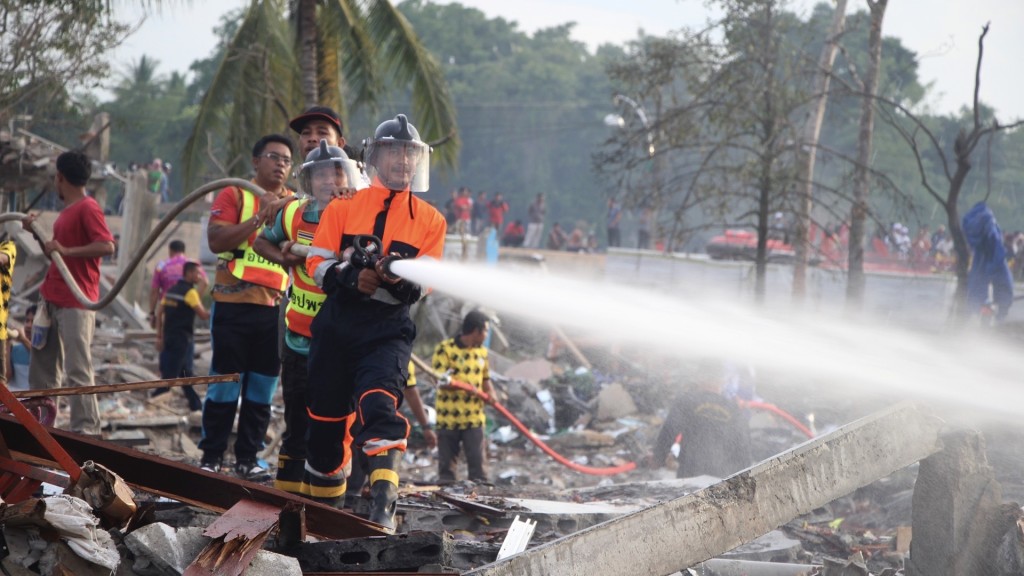 泰国南部靠近马来西亚的边境小镇市场29日发生烟花工厂大爆炸。 美联社
