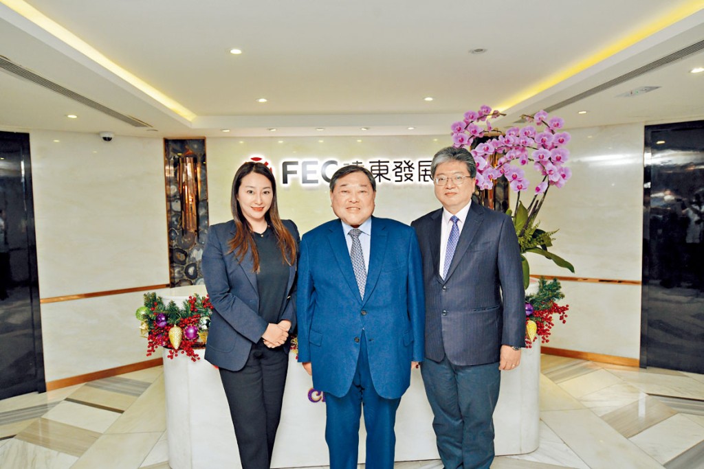 遠東發展主席兼行政總裁邱達昌（中）認為，接下來「香港樓價再跌5至10%都唔出奇」。左為邱詠筠。