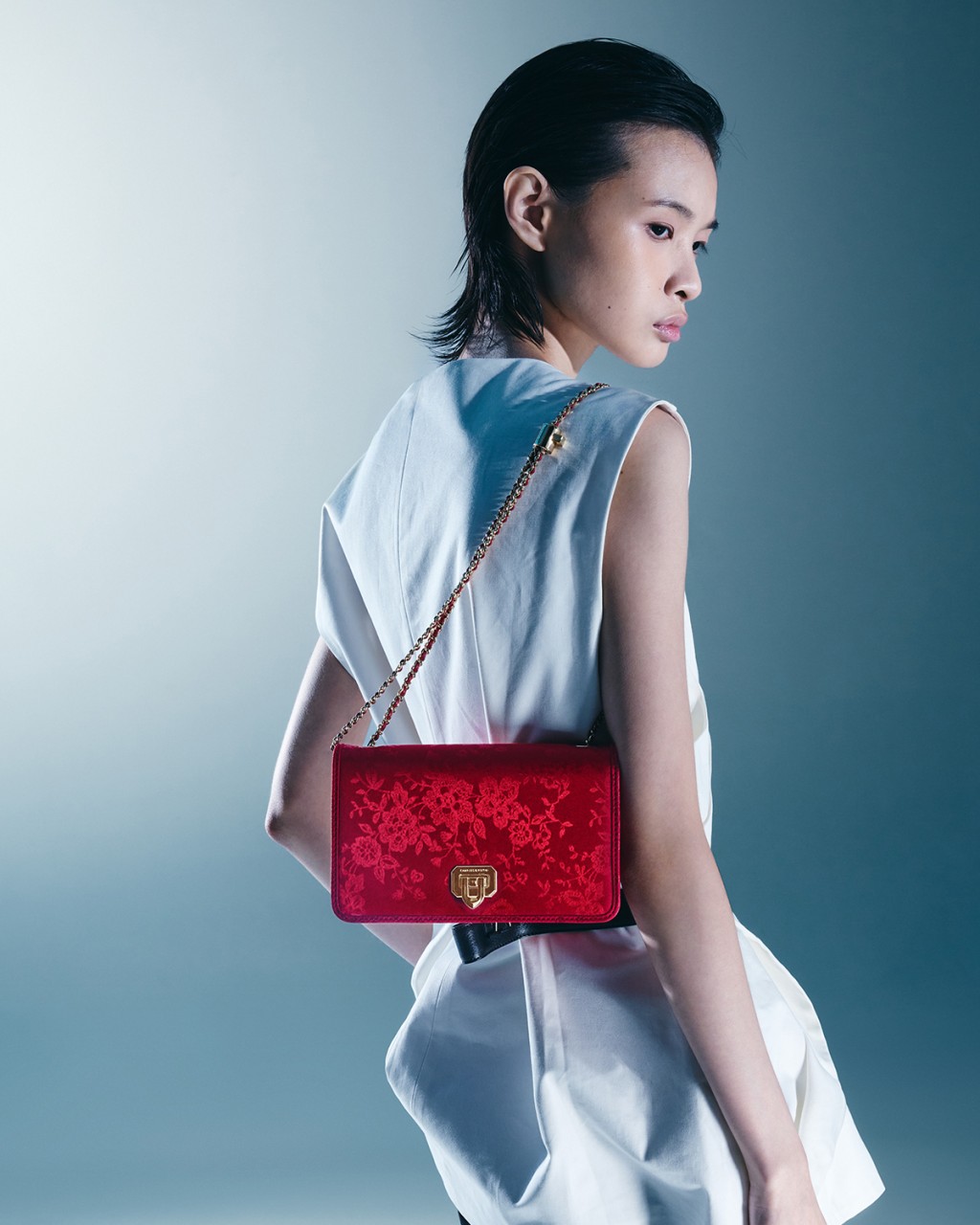 紅色提花迷你Chain Bag， 配襯白色上衣，色彩視覺對比 更強烈。 $ 469/Charles＆Keith