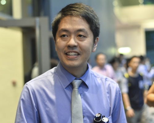許智峯表示，質疑政府因為「怕輸」延遲選舉。 資料圖片