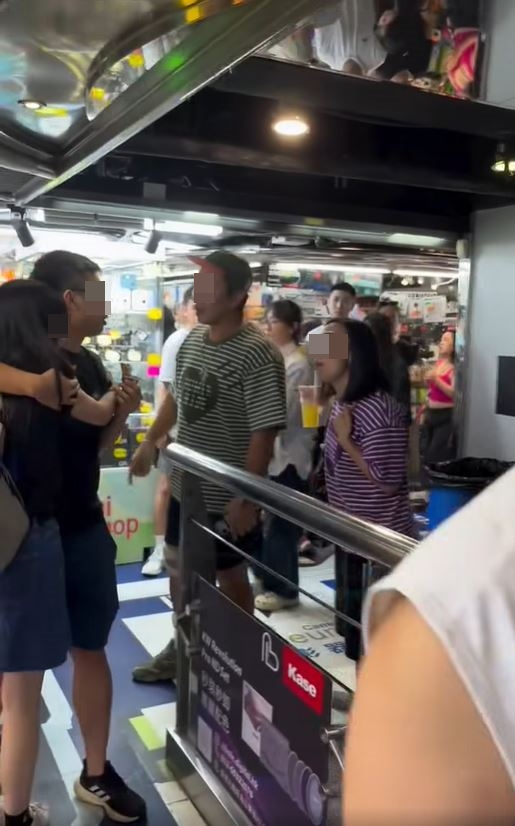 中年男女（右）因碰撞問題，與另一對黑衫情侶（左）發生爭執。fb「香港突發事故報料區及討論區」影片截圖