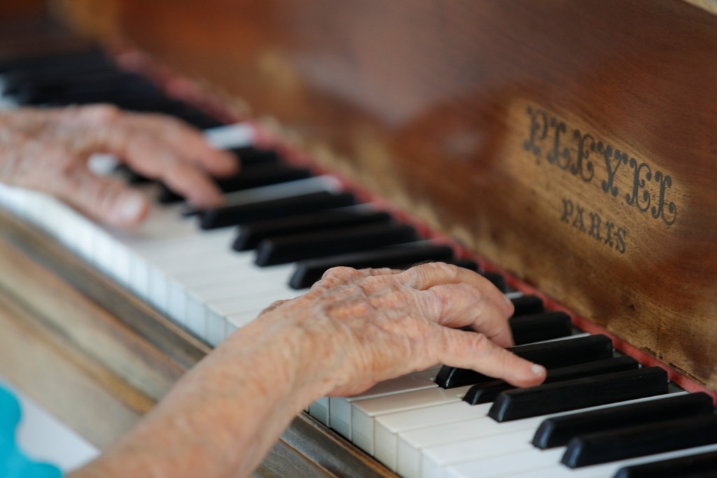 這隻手已彈琴超過一個世紀。 路透社