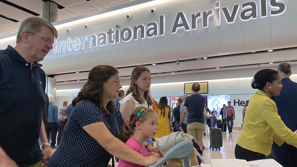 5國旅客即日起取消免簽證入境英國。圖為希斯路機場。 美聯社