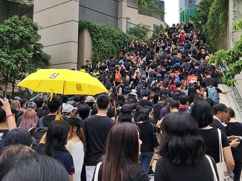 參與人士身穿黑衣響應。讀者提供