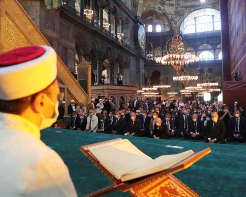 埃尔多安亲自来到参加与其他信徒一同祈祷。AP 