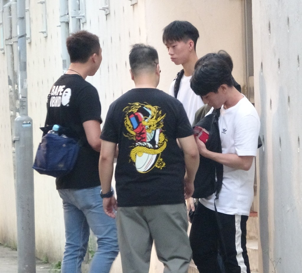 有警員截查聚集人士