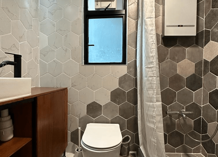 浴室為明廁設計，空間通透明亮。