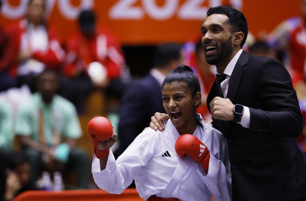 曾綺婷於亞運女子「組手」50公斤級決賽憾負馬來西亞選手Shahmalarani CHANDRAN，取得銀牌。路透社