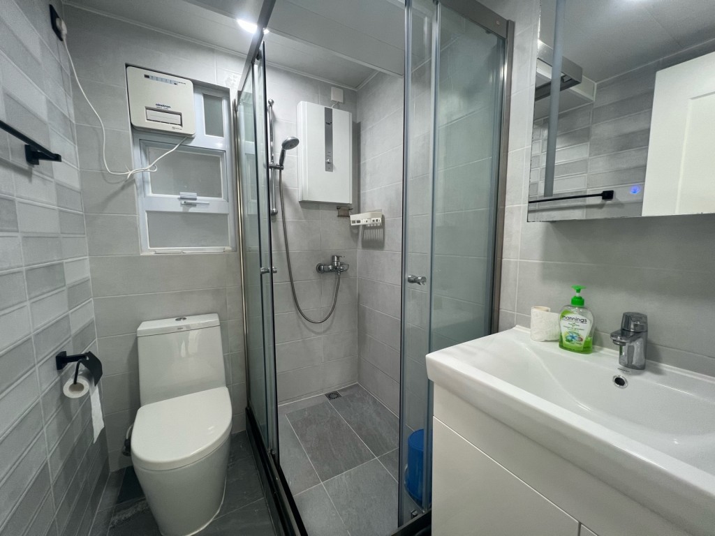 浴室設有窗戶排走室內濕氣，已備齊熱水爐及淋浴設備。