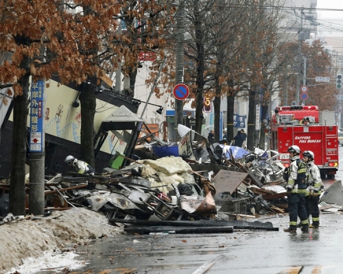 消防人員今早到場繼續搜救。AP