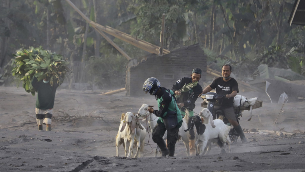 印尼火山爆發，約2500居民疏散。 AP