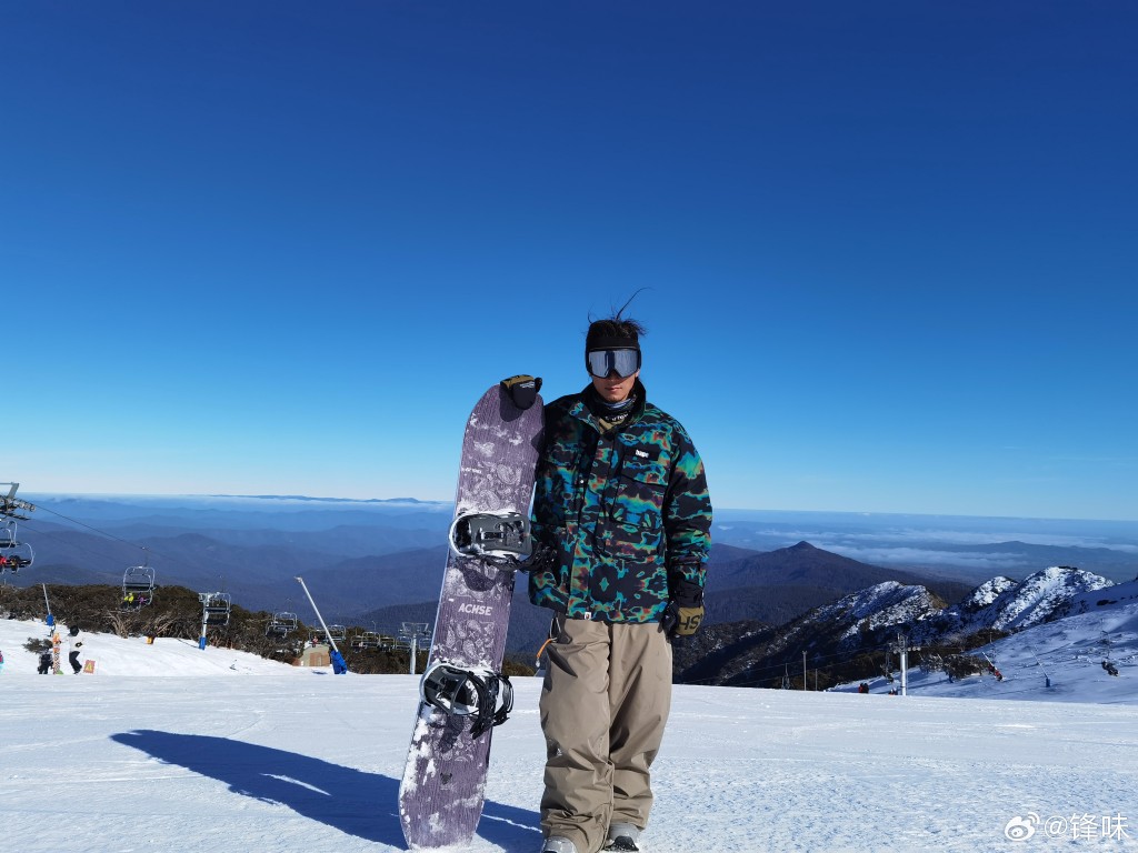 谢霆锋于社交平台晒出滑雪照。