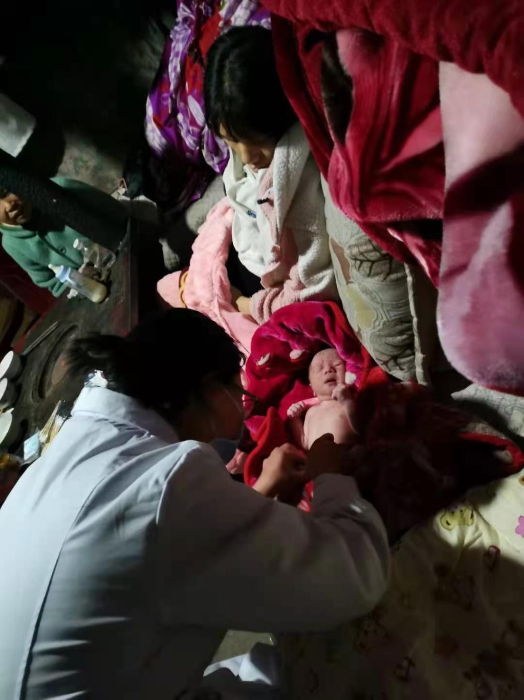 民警及醫生趕到現場為該名孕婦檢查。網圖