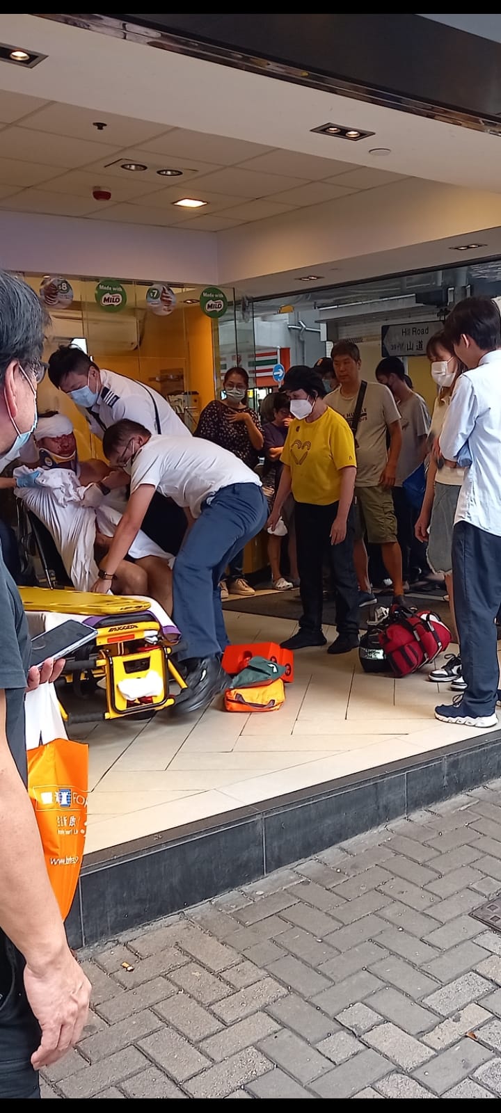 救护员到场拯救伤者。网上图片
