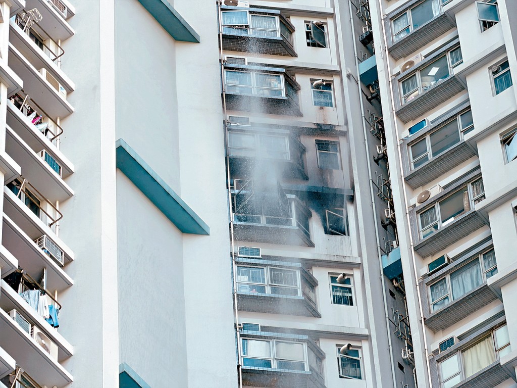 起火單位冒出濃煙。