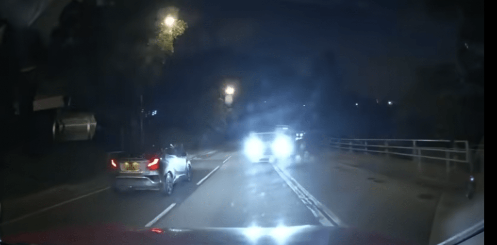一輛客貨車懷疑失控越過對面行車線。 一輛客貨車懷疑失控越過對面行車線。