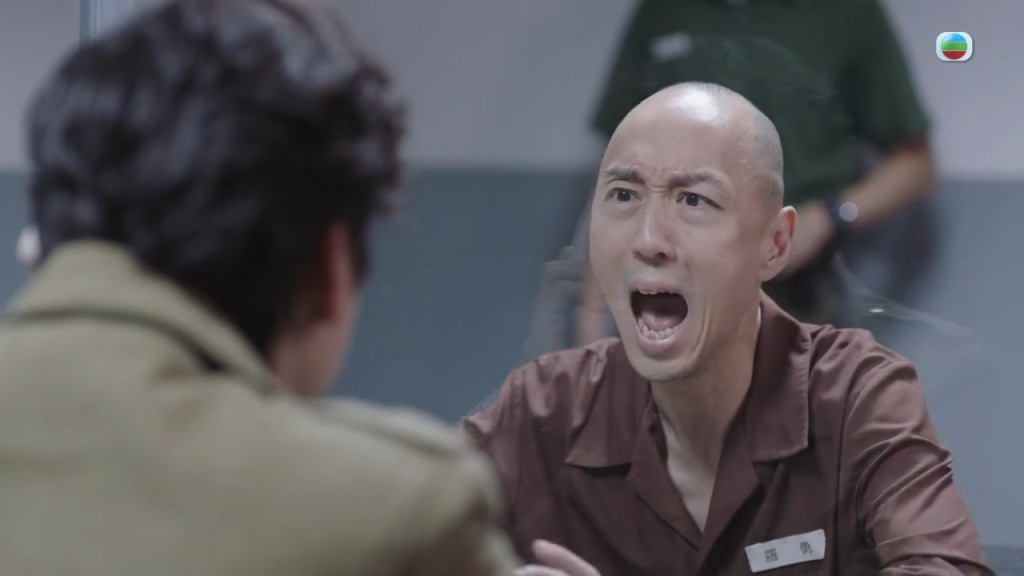 原本想裝作已病癒的戴耀明,被張振朗狠 狠踢爆後,表情瞬間由偽善轉陰暗。 原本想裝作已病癒的戴耀明,被張振朗狠 狠踢爆後,表情瞬間由偽善轉陰暗。