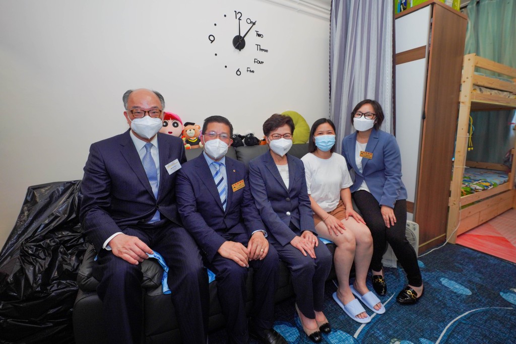 行政長官林鄭月娥在運房局陳帆局長、樂善堂陳健平主席及劉愛詩總幹事等陪同下探訪荃灣象山邨「樂屋」住戶