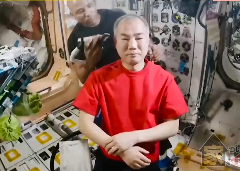 太空人若要剪髮，就要由其他太空人代勞。影片截圖