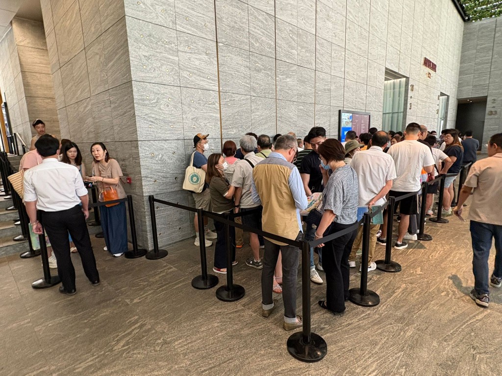 滶晨過去周末取得不俗的參觀,展銷廳地下大堂頻現參觀人龍。 滶晨過去周末取得不俗的參觀,展銷廳地下大堂頻現參觀人龍。