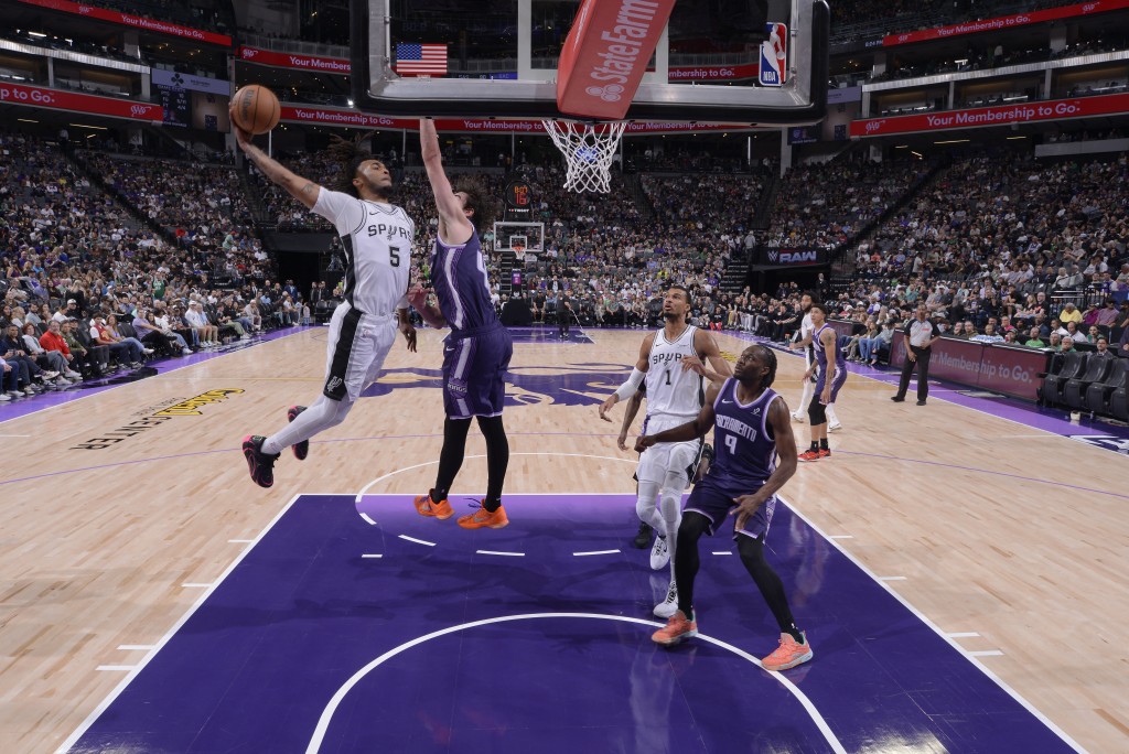 马刺NBA作客以132:104击败主队帝王地收下三连胜。法新社