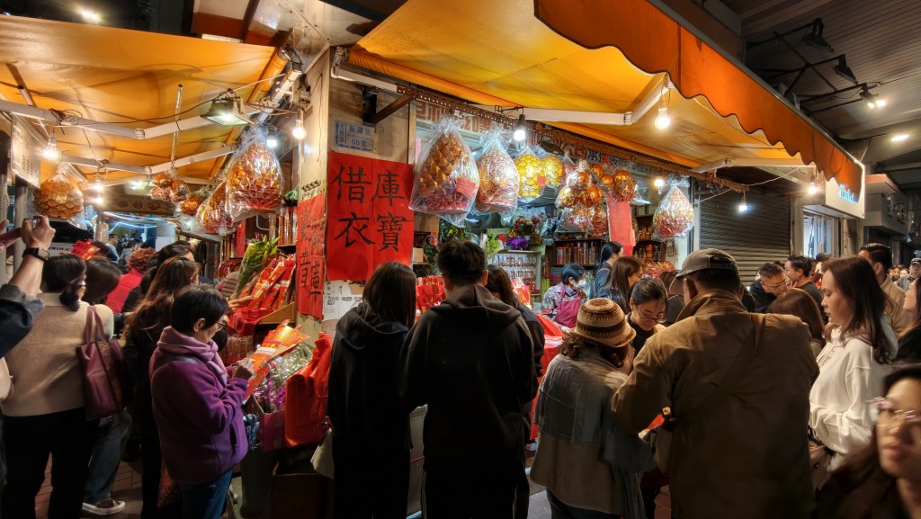 善信到香燭舖購買衣寶線香等。