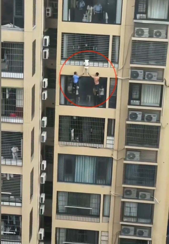福建3岁妹头卡12楼栏杆悬空，邻居冒死托凳“死顶”救回。