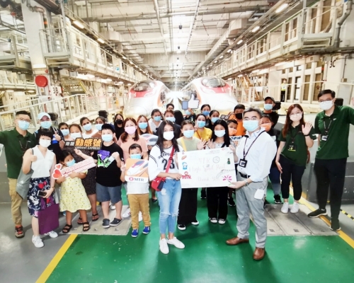 港鐵開放石崗高鐵車廠，包團招待少數族裔家庭參觀。