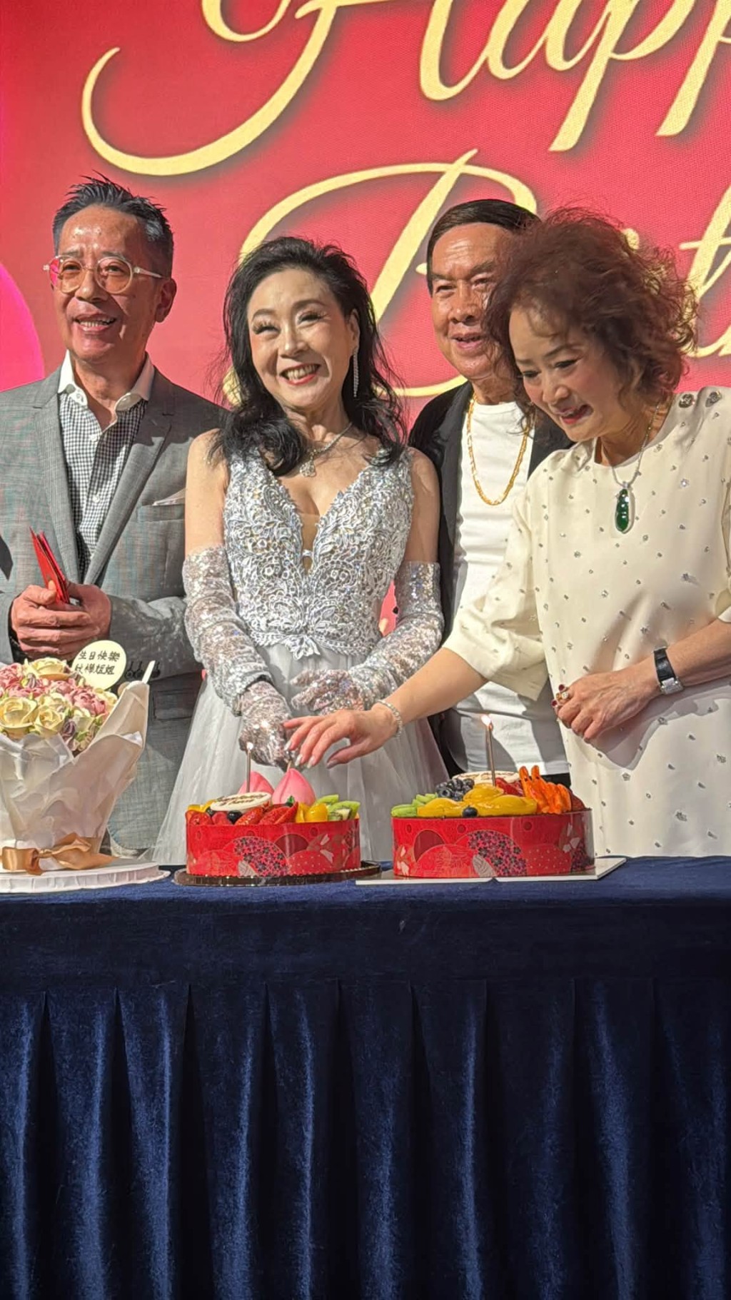 魏秋樺在台上切蛋糕,身旁有男友Edward之外,更有當年最佳拍檔、合演郭靖黃蓉的白彪。(FB@汪曼玲 《快拍.曼鏡頭》) 魏秋樺在台上切蛋糕,身旁有男友Edward之外,更有當年最佳拍檔、合演郭靖黃蓉的白彪。(FB@汪曼玲 《快拍.曼鏡頭》)