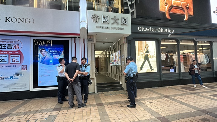 大廈用戶被疏散落街。林思明攝