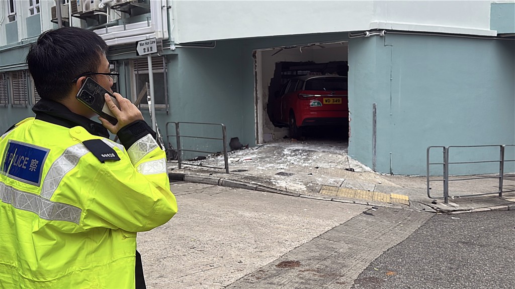 的士直衝入校園後門。劉漢權攝 的士直衝入校園後門。劉漢權攝