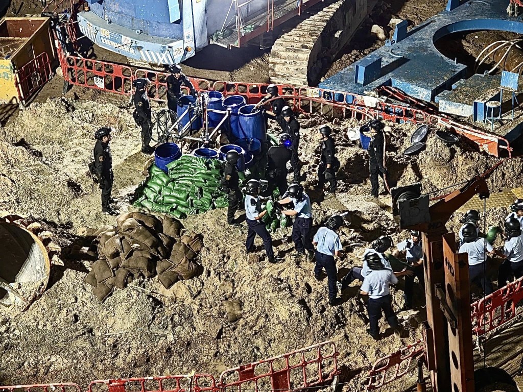 警方連夜拆除炸彈,最終花費9個多小時完成拆彈工作。香港警察fb圖片 警方連夜拆除炸彈,最終花費9個多小時完成拆彈工作。香港警察fb圖片