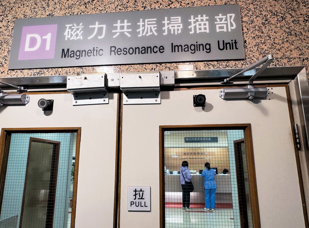 政府計劃檢討公立醫院收費,其中門診磁力共振料將收費。