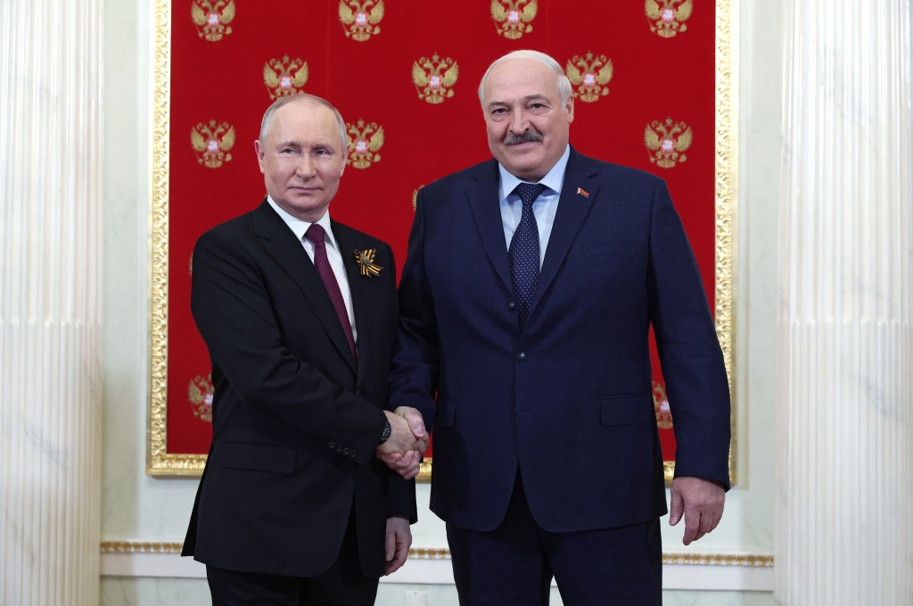 白俄羅斯總統盧卡申科（右）驚傳重病，9日接連出席莫斯科、明斯克勝利日活動後神隱至今。圖為9日他與普京會面握手。AP